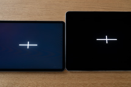 Il nero sembra piuttosto blu scuro sul mio vecchio iPad Pro con il mini display a LED (a sinistra). Elementi chiari, come la croce bianca, soffrono di blooming. Con il nuovo display OLED tandem, entrambi i problemi scompaiono completamente.