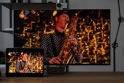 L'Odyssey OLED G8 di Samsung è uno dei migliori monitor da gioco disponibili. Rispetto all'iPad Pro (in basso a sinistra), però, sembra datato. Entrambi i display funzionano con la massima luminosità HDR.