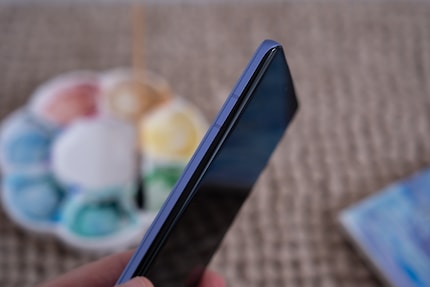 Il Motorola Edge 50 Pro è arrotondato agli angoli e sta bene in mano.