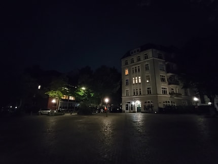 Fotocamera ultra-grandangolare, modalità notturna.