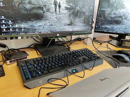 Con il mio computer portatile da lavoro, il groviglio di cavi peggiora.