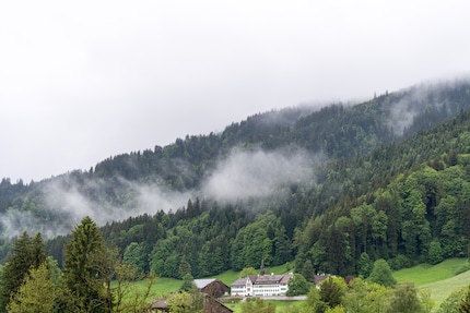 Una coltre di nubi si stende sulle colline prealpine.