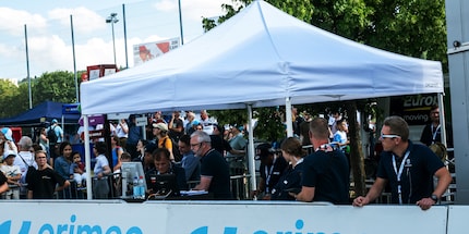 The commentators on the finish line keep us up to date on the race.