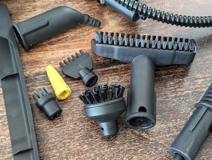 The SC5 Deluxe top model comes with many different attachments.