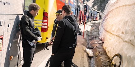 Alex Sans Vega dopo la tappa, mentre fa una prima analisi della prestazione con il suo atleta David de la Cruz.
