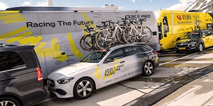 La vettura del direttore sportivo e il pullman della squadra Q36.5 Pro Cycling Team all’arrivo sul Passo del San Gottardo.