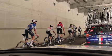 Uno dopo l’altro, i corridori perdono il contatto con il gruppo di testa che si sta assottigliando. Tra di loro c’è anche lo svizzero Marc Hirschi del Team UAE con il numero 177.