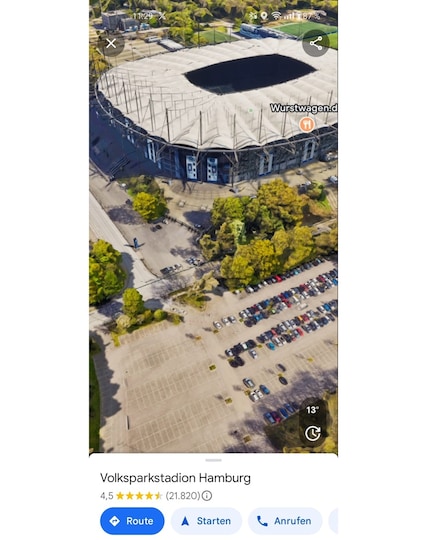 Una vista dell'ingresso a nord-ovest del Volksparkstadion di Amburgo. Davanti ad esso si può vedere uno dei parcheggi.