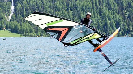 Balz Müller ha vinto la gara di freestyle «best of three» sulla tavola da windsurf.
