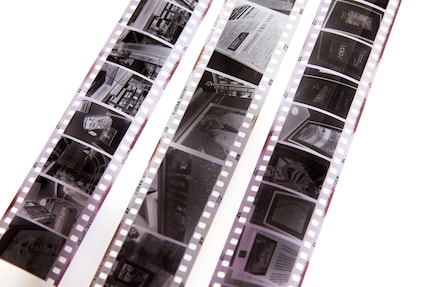 La striscia di pellicola al centro proviene da una normale fotocamera da 35 mm, a sinistra e a destra puoi vedere il mezzo formato.