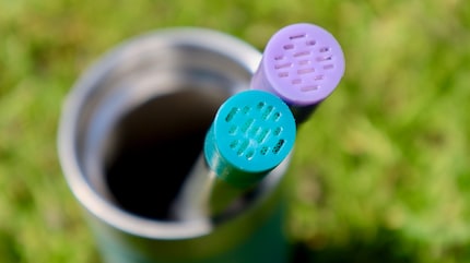 Il filtro a pori fini è integrato e i tappi in silicone sono disponibili in diversi colori e sono intercambiabili.