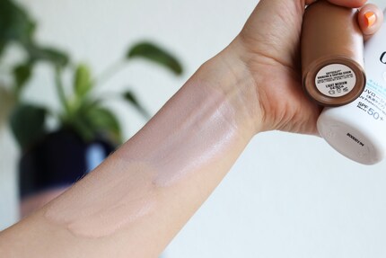 In basso a sinistra sul braccio: crema solare + fondotinta. Appena sopra: crema solare + bronzer liquido.