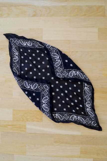 Fold in two corners ...