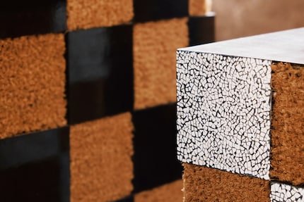 Putting your living room in check: the pattern of the «Xadrez» coffee table is inspired by chessboards, but is made of coconut fibre, eggshell, lacquer and patinated brass.