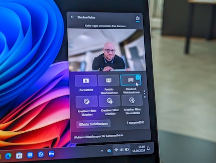 Gli effetti di Studio si attivano dalle impostazioni rapide o dall’app della fotocamera.