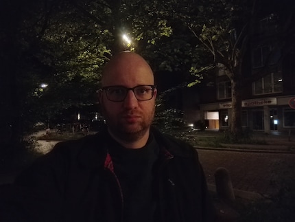 Anche con la modalità notturna attivata, i selfie non vengono bene al buio.