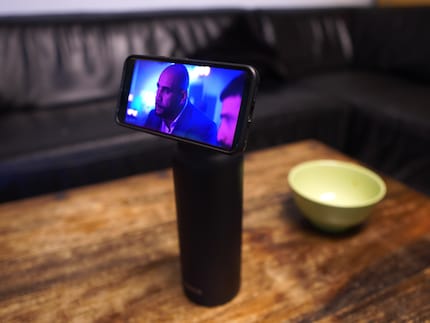 La borraccia di Ringo funge anche da supporto per lo smartphone.