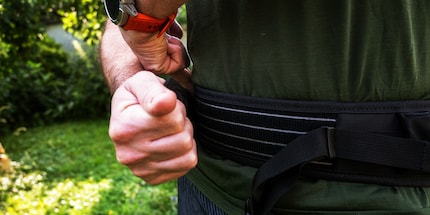 Si adatta perfettamente a ogni corporatura grazie alla chiusura in velcro.