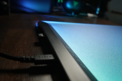Sulla barra posteriore è presente uno slot USB-A.