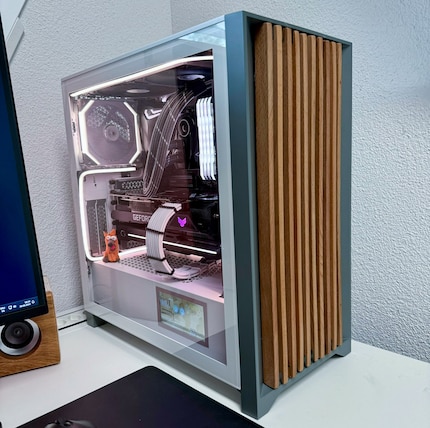 Oltre a un monitor integrato, Rafael ha dotato il suo PC di una facciata in legno.