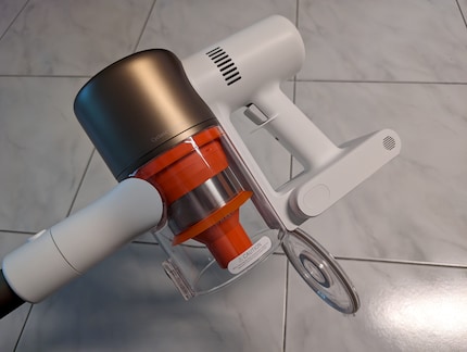 Con Xiaomi e il simile Dreame, la polvere e lo sporco possono essere svuotati direttamente nel cestino attraverso uno sportello.
