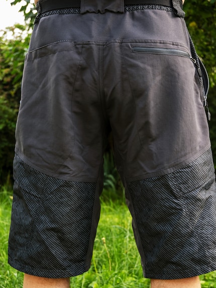 Altre bici, altri costumi: baggy anziché tight.