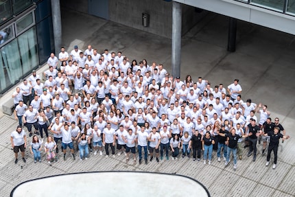 Foto di gruppo con la maglia dell'«Hackfest»: ecco i partecipanti.