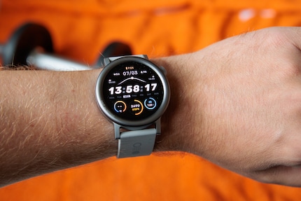Il CMF Watch Pro con la lunetta arrotondata.