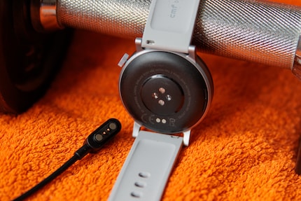 I contatti per il caricabatterie si trovano sul retro del Watch Pro 2.