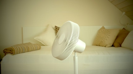 Per l'utilizzo in camera da letto, è consigliato di inclinare il ventilatore leggermente verso l'alto.