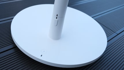 I LED nella base danno informazioni sullo stato della batteria. Qui è nascosta anche la porta di ricarica USB-C.