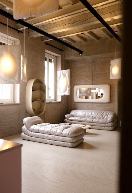 Il divano «Solar» di Faye Toogood per Tacchini, struttura in legno rivestita di poliuretano espanso a densità differenziata, imbottitura in fibra di PET riciclata, 2024.