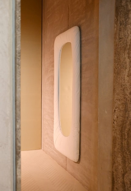 Lo specchio «Stellar» di Faye Toogood per Tacchini, specchio da parete con cornice in legno, rivestito con fibre naturali e carta, 2024.