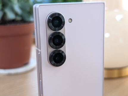 Il Fold è più angolare, l'alloggiamento della fotocamera sembra un po' trascurato.