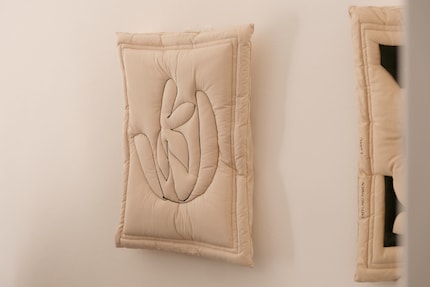Gli oggetti a parete «Soft Sculpture» di Pieces of Jade, cotone e ovatta, 2024.