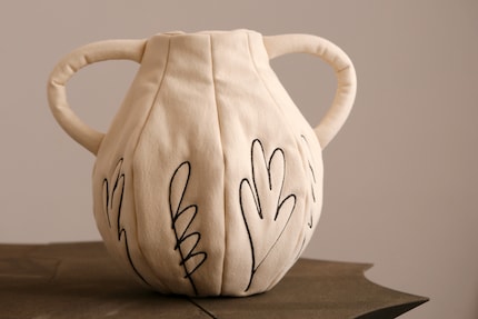 Le sculture «Soft Vase» di Pieces of Jade, cotone e ovatta, 2024.