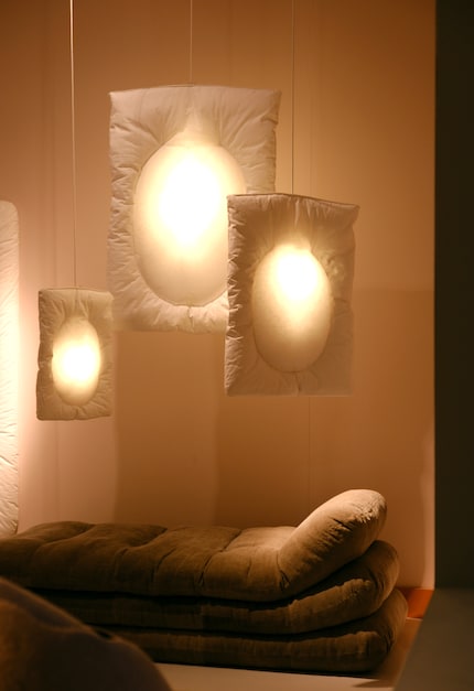 Le lampade a sospensione «Lunar» di Faye Toogood per Tacchini, fibre naturali e carta, 2024.