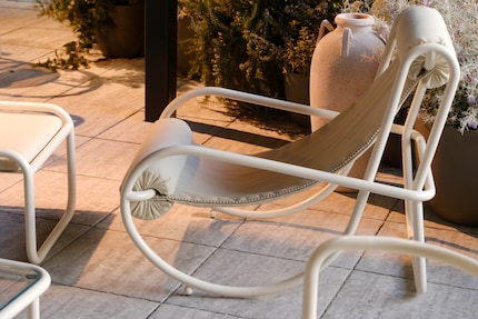La sdraio «Locus Solus Sun Lounger» di Jacquemus + Exteta, tessuto, struttura tubolare in acciaio inossidabile, 2024.