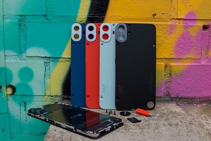 Il CMF ha cover sostituibili di tre colori diversi, ognuna delle quali viene fornita con slot per scheda SIM, viti e copertura per l’attacco accessori coordinate.