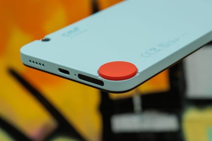 Porta USB-C accanto allo slot per SIM e alla scheda di memoria; e se hai a disposizione cover posteriori intercambiabili, puoi sbizzarrirti con i colori.