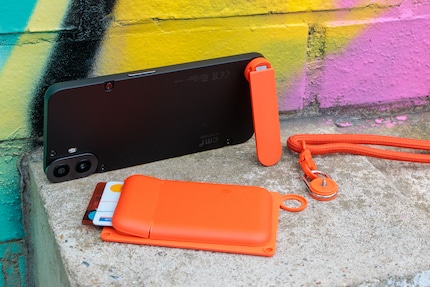 Per cominciare, ci sono tre accessori tra cui scegliere: supporto, cordino e porta carte.