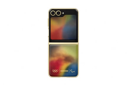 Il Galaxy Z Flip 6 Olympic Edition con la flipsuit cover di Berluti.