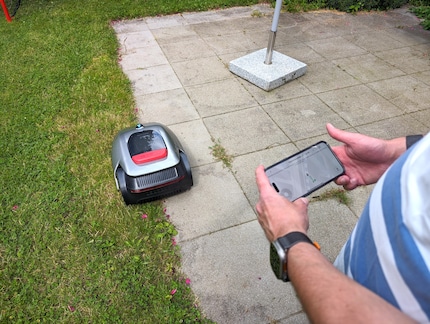 Bisogna manualmente percorrere i bordi una volta, lo smartphone funge da joystick.