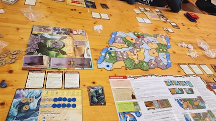 Il tuo tavolo non deve essere troppo piccolo, altrimenti avrai problemi di spazio con «Spirit Island».