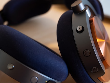 You can control the playback via the joystick on the headphones.