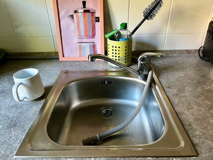 Il tubo di scarico va messo nel lavandino. Ricordalo, Anika!
