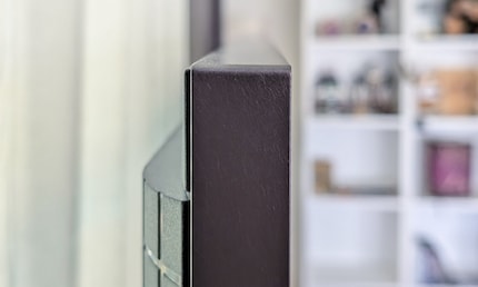 Come è tipico degli LCD, il pannello di cinque centimetri risulta «spesso». In compenso è molto più luminoso di qualsiasi pannello OLED presente sul mercato.