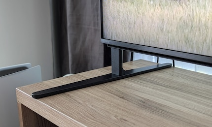 Intelligente: i piedini del Sony Bravia 9 si possono montare in modo da lasciare spazio sufficiente per una soundbar.