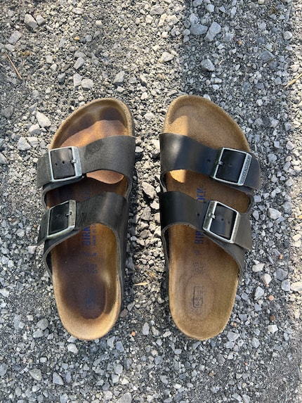 La scarpa pulita sulla destra sembra quasi nuova.