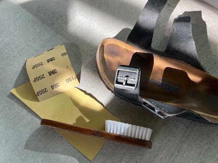 Puoi pulire la suola interna delle Birkenstock con la carta vetrata.
